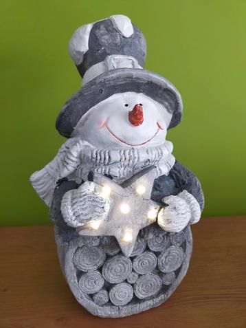 Stenen sneeuwpop beeld met led verlichting.  beschikbaar voor biedingen