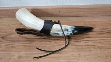 Drinkhoorn met leren houder  beschikbaar voor biedingen