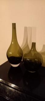 2 groene vaasjes, Huis en Inrichting, Ophalen of Verzenden, Minder dan 50 cm, Groen, Glas