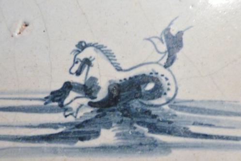 Zeer mooie 17e eeuwse ZEEWEZEN tegel met ZEEPAARD!, Antiek en Kunst, Antiek | Wandborden en Tegels, Verzenden
