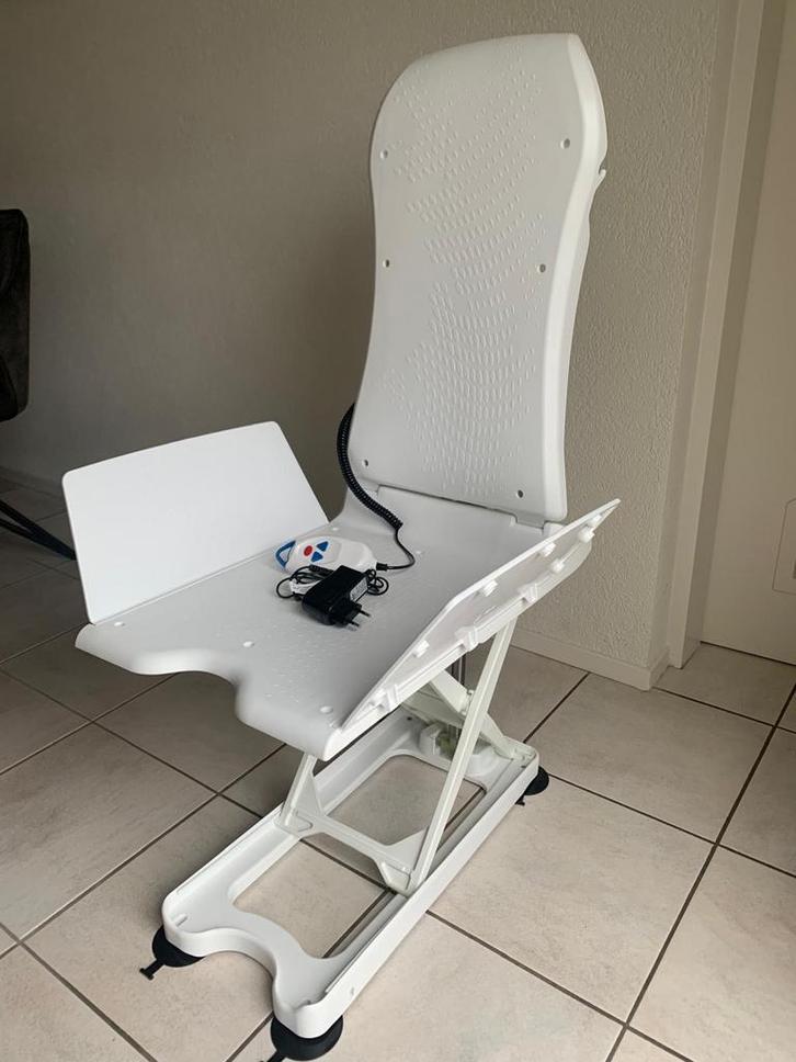 Bad lift Aquatec, elektrische stoel lift, met zuignappen, Diversen, Loopkrukken, Zo goed als nieuw, Opvouwbaar, In hoogte verstelbaar