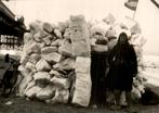 Scheveningen - Stapel ijsblokken - Vrouw bij opening, Ophalen of Verzenden, 1920 tot 1940, Gelopen, Zuid-Holland