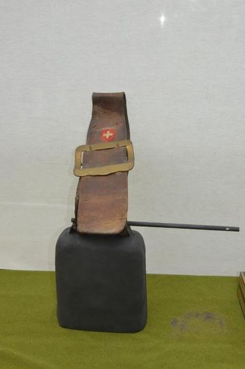 Grote Antieke Zwitserse koebel/ koeienbel met leren halsband beschikbaar voor biedingen
