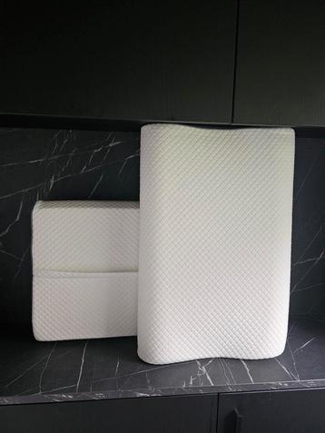 Twee kussens memoryfoam met wasbare hoes nieuw beschikbaar voor biedingen