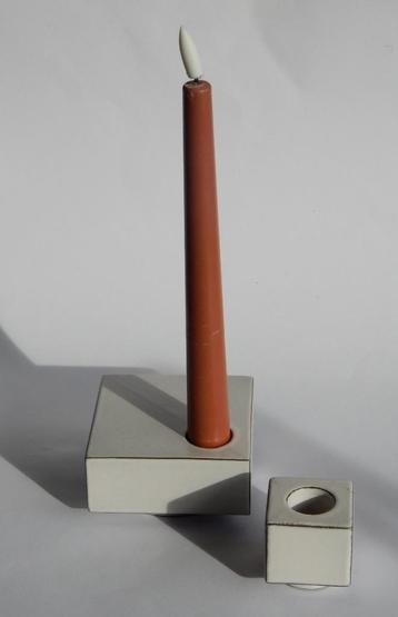 Cor Unum Zweitse Landsheer 2 kandelaars vintage wit  jr 70 beschikbaar voor biedingen