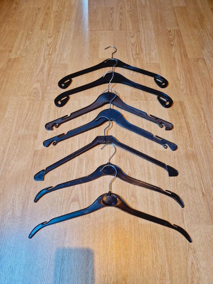 7 zwarte kledinghangers kunstof, Kleding | Dames, Kledinghangers, Kunststof, Kinderen en Volwassenen, Ophalen of Verzenden