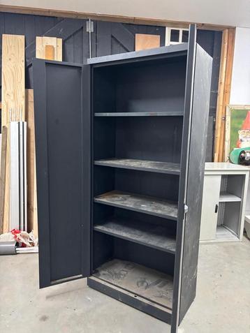 Metalen Opbergkast beschikbaar voor biedingen