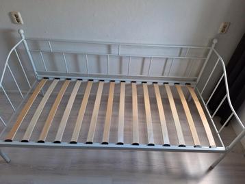 Metalen eenpersoons bed beschikbaar voor biedingen