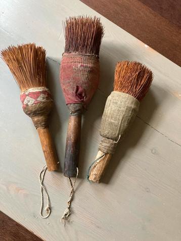 Decoratieve brocante vintage oude Nepalese lijmkwasten beschikbaar voor biedingen