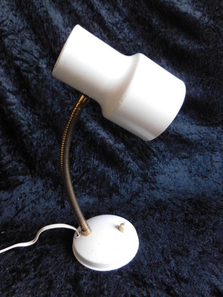 Vintage bureaulampje of tafellampje, spot in wit, buigbaar, Huis en Inrichting, Lampen | Tafellampen, Gebruikt, Minder dan 50 cm