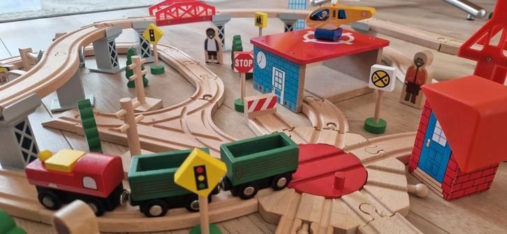 Houten treinbaan Bandits & Angels - meer dan  120 stuks, Kinderen en Baby's, Speelgoed | Houten speelgoed, Ophalen