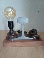 Lamp gemaakt van treinreails onderdelen, Huis en Inrichting, Lampen | Tafellampen, Ophalen of Verzenden, Minder dan 50 cm