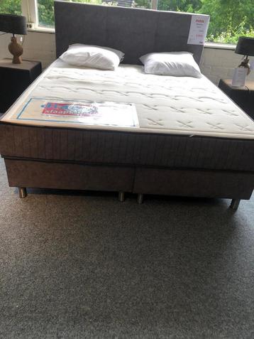 Te koop boxspring beschikbaar voor biedingen