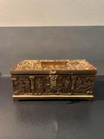 Een kistje in messing met een middeleeuws tafereel, Antiek en Kunst, Antiek | Religie, Ophalen of Verzenden