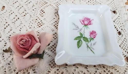 Klein Frans wit porseleinen asbakje met roze rozen, Antiek en Kunst, Curiosa en Brocante, Ophalen of Verzenden