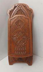 Fries  houtsnijwerk kammenbak, gesigneerd, Ophalen of Verzenden, Zo goed als nieuw