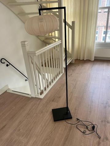 Lamp staand beschikbaar voor biedingen