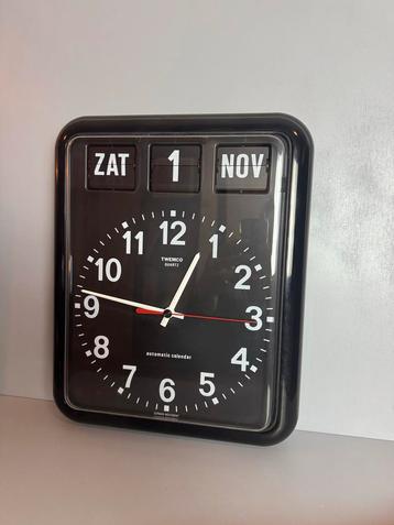 Twemco Dementieklok met Flipkalender beschikbaar voor biedingen