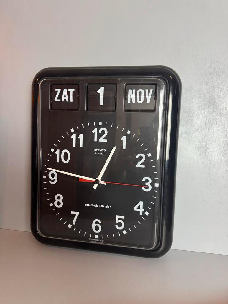 Twemco Dementieklok met Flipkalender, Huis en Inrichting, Woonaccessoires | Klokken, Zo goed als nieuw, Wandklok, Analoog, Ophalen of Verzenden