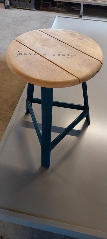 Leuk blauw krukje beschikbaar voor biedingen