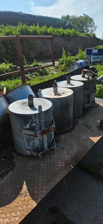 Ouderwetse drinkbakken melkkoeien.  beschikbaar voor biedingen