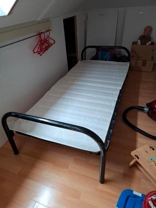 1p (Logeer) bed met lattenbodem 90 x 200, Huis en Inrichting, Slaapkamer | Bedden, Zo goed als nieuw, Eenpersoons, 90 cm, 200 cm