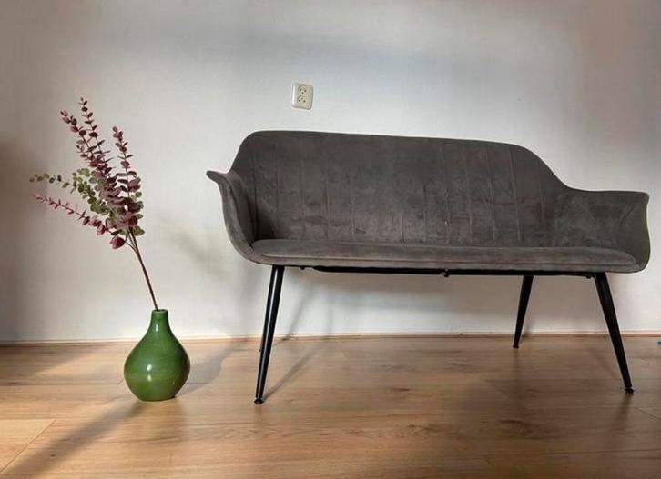 Leuk grijs bankje met zwarte poten, Huis en Inrichting, Banken | Sofa's en Chaises Longues, Gebruikt, Tweepersoons, Minder dan 150 cm