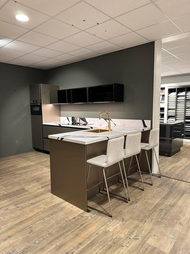 Punto showroom keuken, Huis en Inrichting, Keuken | Complete keukens, Zo goed als nieuw, Hoekkeuken, Overige kleuren, Composiet
