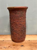 Vintage cylindervaas brutalist aardewerk terracotta 1960, Gebruikt, Overige kleuren, Aardewerk of Porselein, Ophalen of Verzenden