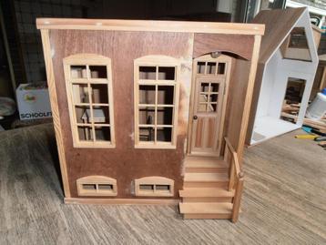 Nieuw houten poppenhuis / herenhuis te koop beschikbaar voor biedingen