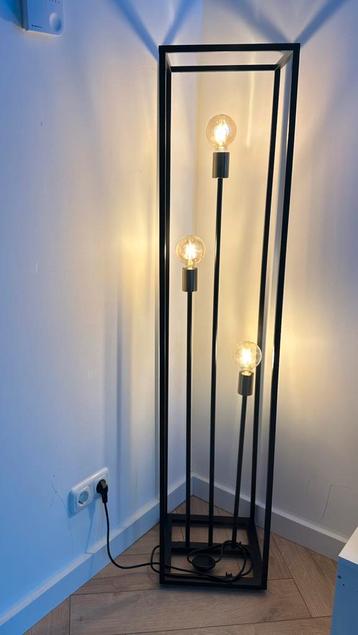 Zwarte vloerlamp + 3 x filament lampen beschikbaar voor biedingen