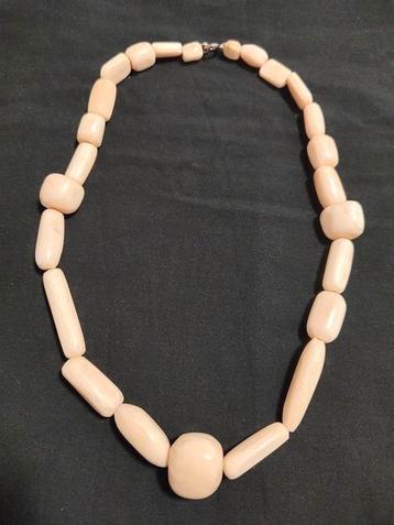 Antieke ketting met crème zee koraal kralen  beschikbaar voor biedingen