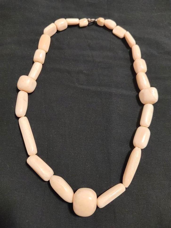 Antieke ketting met crème zee koraal kralen, Sieraden, Tassen en Uiterlijk, Antieke sieraden, Ketting, Overige materialen, Met edelsteen