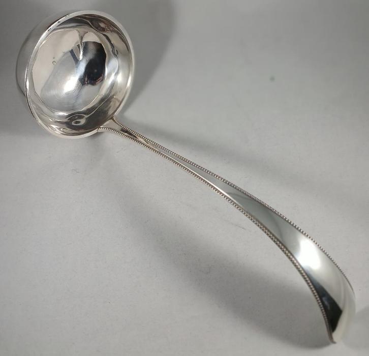 Zilveren soepdienlepel Parelrand antiek 835 zilver, Antiek en Kunst, Antiek | Goud en Zilver, Zilver, Ophalen of Verzenden