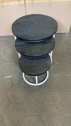 Zwarte mangohouten salontafelset met een wit metalen frame
