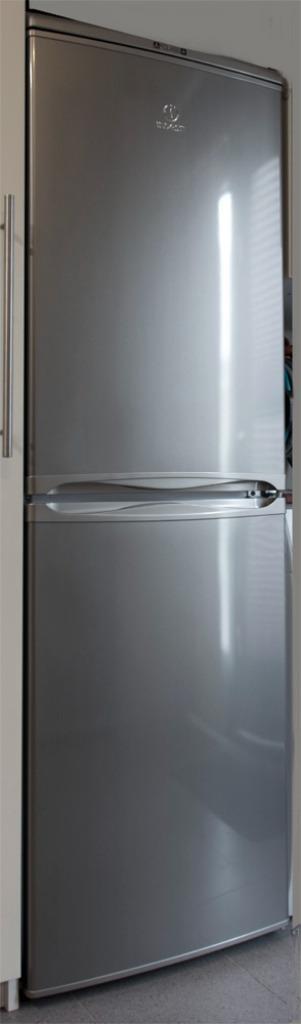 Koelvrieskast Indesit CAA55NX (254 liter), Witgoed en Apparatuur, Koelkasten en IJskasten, Gebruikt, Met aparte vriezer, 200 liter of meer