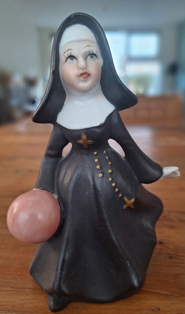 Vintage Porseleinen beeldje van een non, Verzamelen, Beelden en Beeldjes, Zo goed als nieuw, Overige typen, Ophalen of Verzenden
