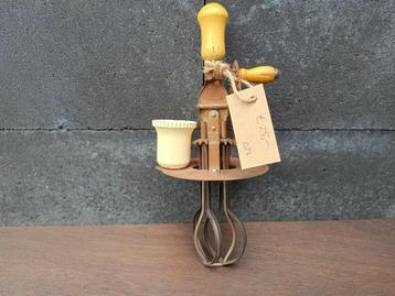 Vintage eierklopper  beschikbaar voor biedingen