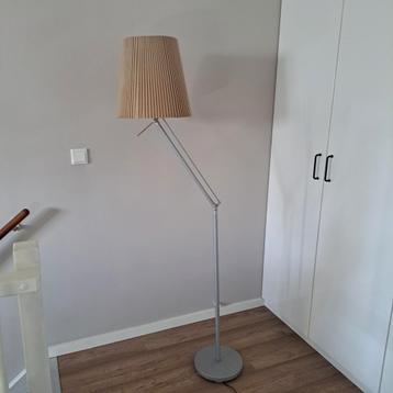 Stijlvolle staande lamp beschikbaar voor biedingen