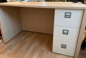 Linea Vroomshoop bureau met 3 lades beschikbaar voor biedingen