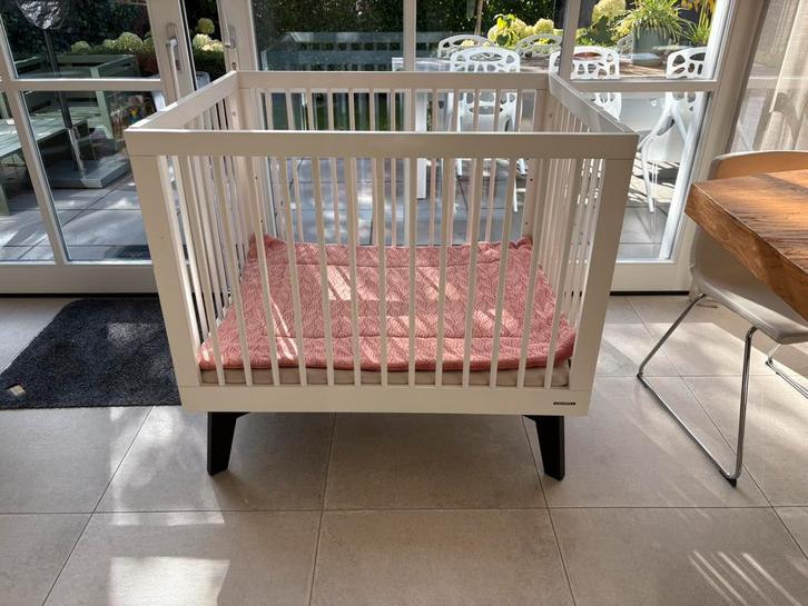 Mooie Kidsmill sixties box met donkere walnoot poten, Kinderen en Baby's, Boxen, Zo goed als nieuw, Rechthoekig, In hoogte verstelbaar