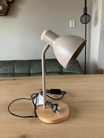 Mooie bureaulamp in goede staat beschikbaar voor biedingen