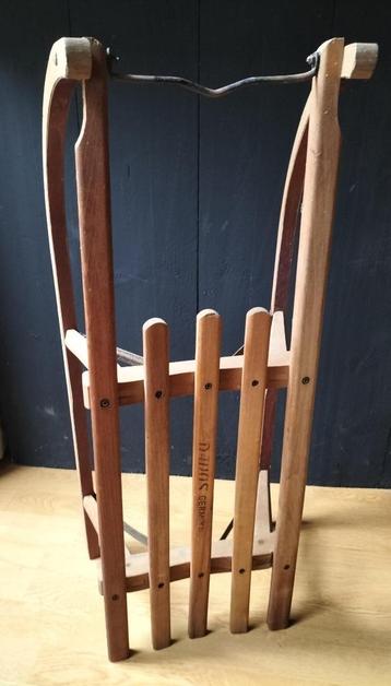 Slee, hout beschikbaar voor biedingen