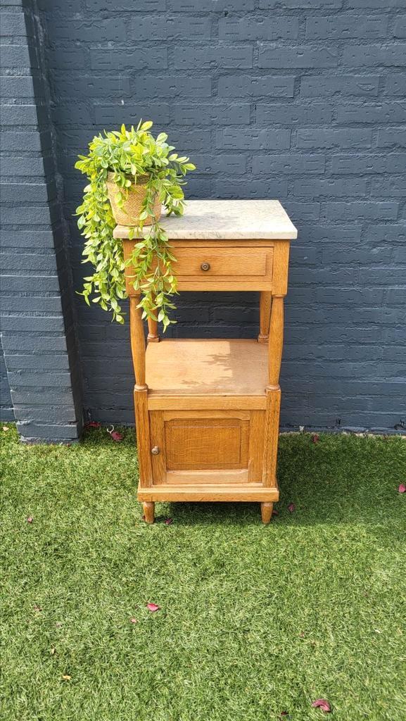 Vintage nachtkastje met marmeren blad – stijlvol en tijdloos, Huis en Inrichting, Slaapkamer | Nachtkastjes, Zo goed als nieuw