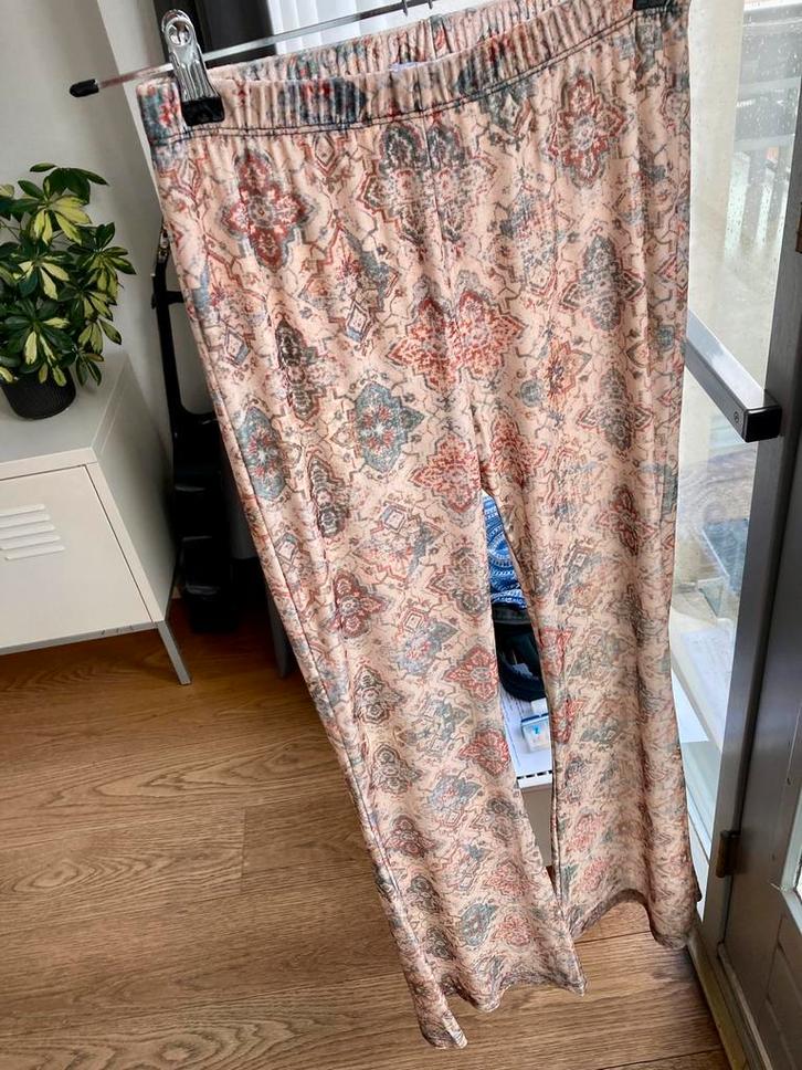 Boho Chic Velvet Pants with Retro Print and Flared Cut, Kleding | Dames, Broeken en Pantalons, Zo goed als nieuw, Maat 38/40 (M)