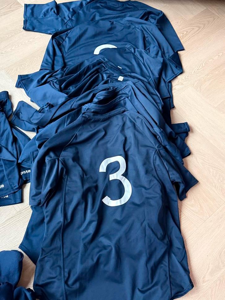 Compleet voetbaltenue + trainer shirts, Kleding | Dames, Sportkleding, Zo goed als nieuw, Overige typen, Maat 42/44 (L), Blauw