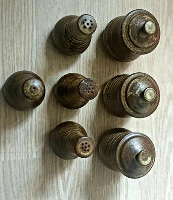 Kruiden potjes. Merk; Robert lowe hand thrown stoneware beschikbaar voor biedingen