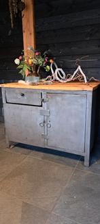 Unieke industriële werkbank dressoir met 50% korting, Ophalen, Zo goed als nieuw, 25 tot 50 cm