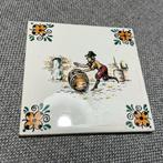 Vintage Decoratieve Tegel met Man en Vat, Ophalen of Verzenden, Voor 1970, Visitekaartje