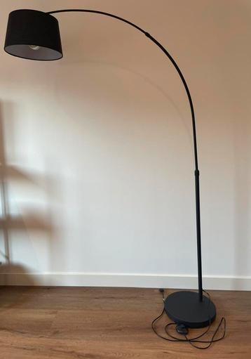Stijlvolle zwarte vloerlamp - modern en tijdloos ontwerp beschikbaar voor biedingen